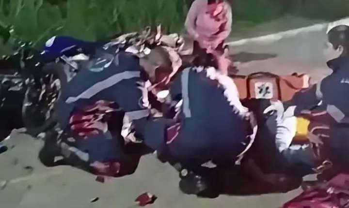 Acidente entre duas motos mobiliza ambulâncias na rua Rio Grande do Sul em São Gonçalo do Rio Abaixo