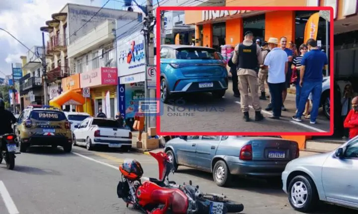 Acidente entre moto e dois carros complica trânsito no Centro de Itabira neste sábado