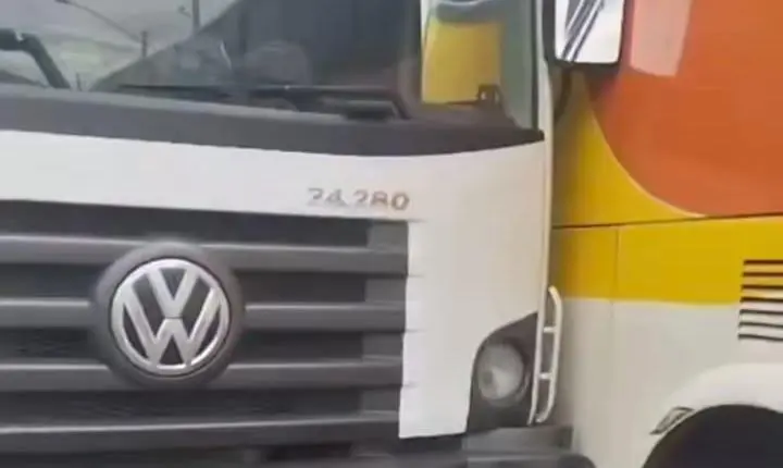 Vídeo - Ônibus da Saritur se envolve em acidente com caminhão em Santa Maria do Suçuaí