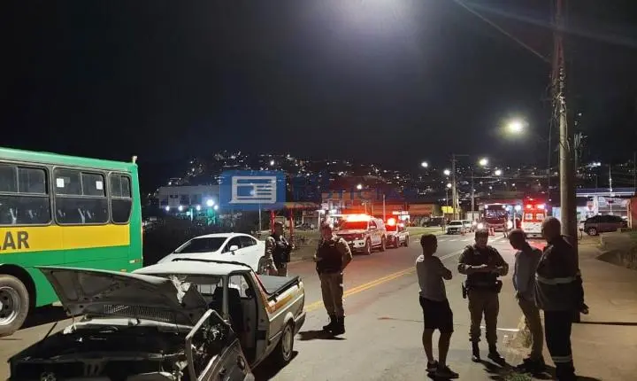 Motorista fica gravemente ferido após bater Saveiro contra ônibus estacionado no bairro Fênix