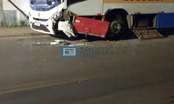 Motorista fica gravemente ferido após bater Saveiro contra ônibus estacionado no bairro Fênix