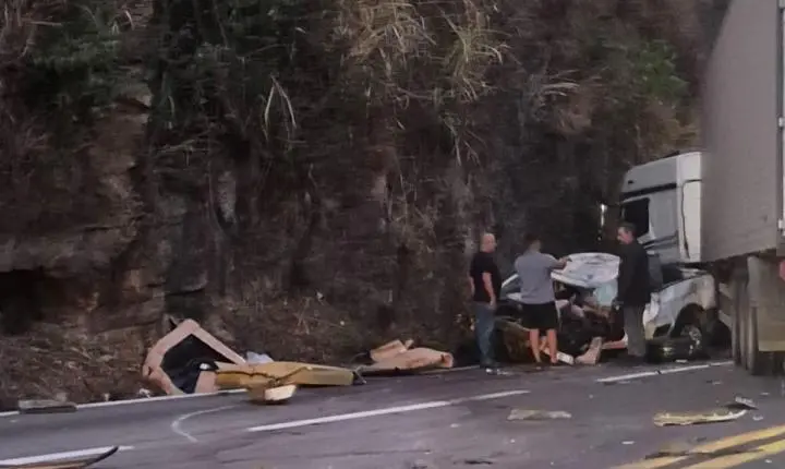 Colisão frontal entre carreta e caminhonete no Corte de Pedras deixa vítima grave na BR-381