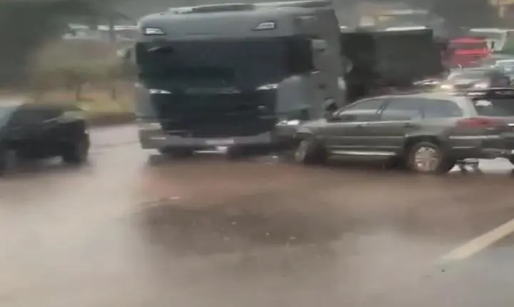 Vídeo - Chuva forte provoca acidente entre carro e carreta na BR-040, em Congonhas