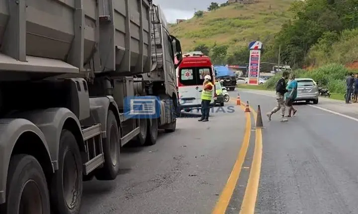 Vídeo: Colisão frontal entre carreta e Gol deixa motorista morto na BR-116, em Santa Rita de Minas