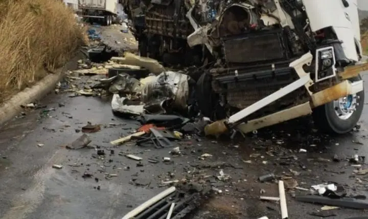 Motorista morre carbonizado após grave acidente entre três caminhões na BR-251, no Norte de Minas. Veja as fotos 