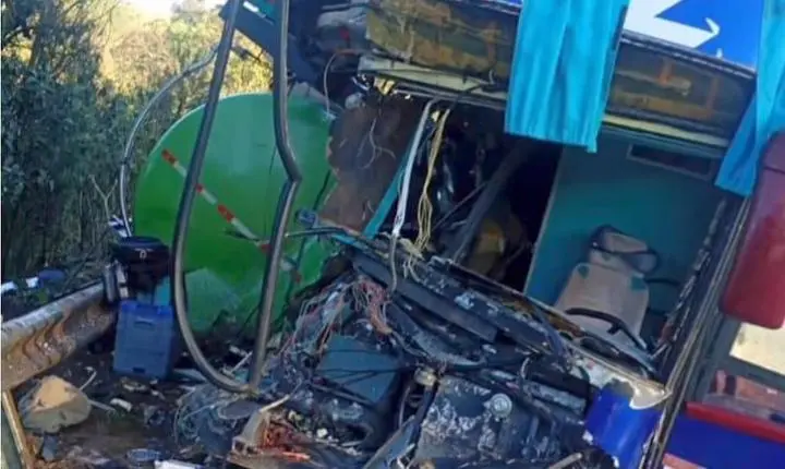 Acidente na BR-267 deixa dois mortos e cerca de 20 feridos em ônibus de romeiros