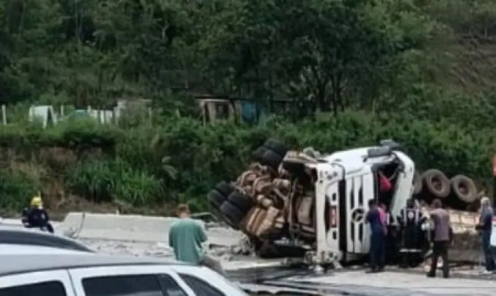 Acidente na LMG-800: motorista morre após caminhão com cimento tombar em Pedro Leopoldo 