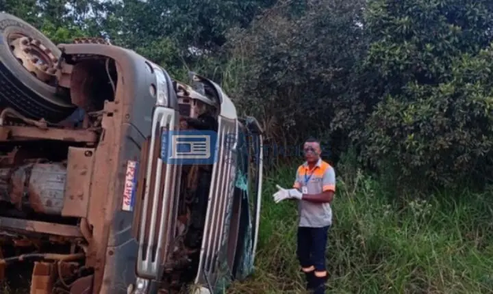 Motorista morre esmagado após carreta tombar na MG-129, sentido Catas Altas