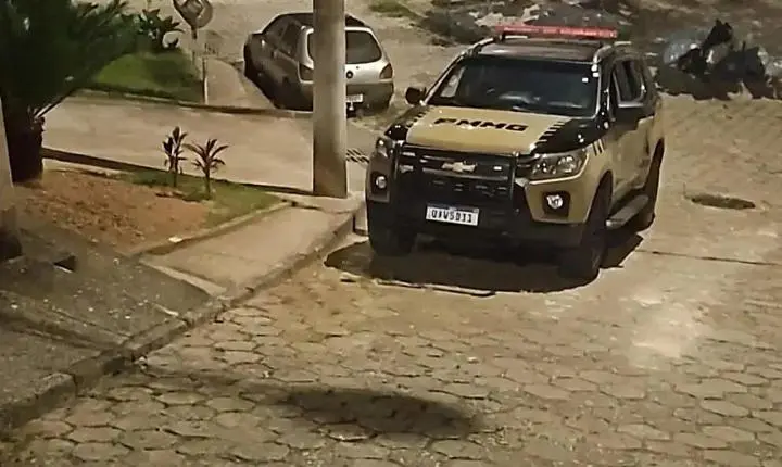 Adolescente é baleado ao sair de casa para ver o que estava acontecendo na Travessa Gaivotas em Itabira 