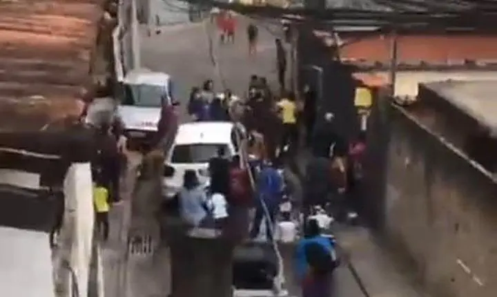 Cão de família salva crianças e ataque de pit bull termina em briga generalizada no Horto, em BH