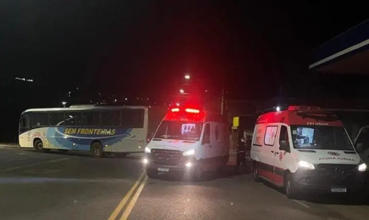 Batida entre ônibus e moto deixa duas pessoas feridas em cruzamento perigoso de Itabira