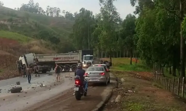 Batida frontal entre caminhonete e carreta deixa uma pessoa morta na BR-381 em Monlevade