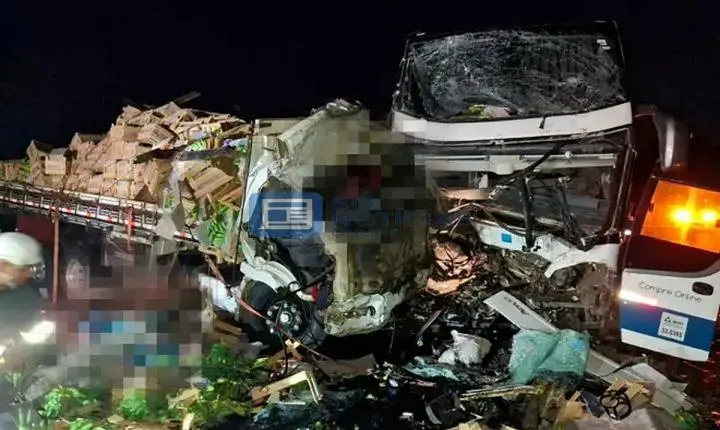 Batida frontal entre ônibus e caminhão na BR-116 deixa dois motoristas mortos; veja o que se sabe