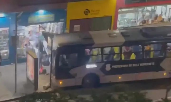 BH: ônibus desgovernado sobe calçada e atropela quatro pessoas em ponto de ônibus