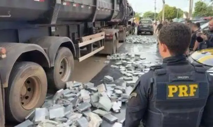 Bilhão no asfalto: PRF retira mais de uma tonelada de cocaína de fundo falso em carreta