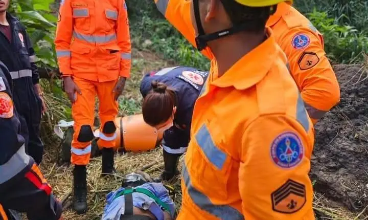 Bombeiros de João Monlevade resgatam vítima de queda em ribanceira na zona rural de Bela Vista de Minas
