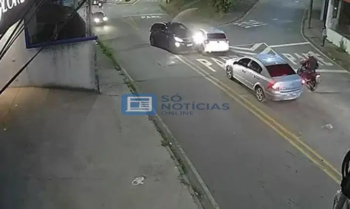 Vídeo: Câmera flagra batida entre dois carros em cruzamento no Major Lage de Baixo