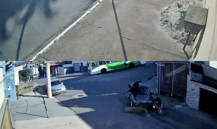 Câmeras de segurança registram batida entre carro e moto em cruzamento no Gabiroba, em Itabira