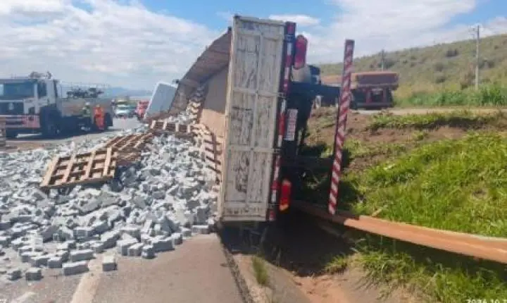 Caminhão carregado com pré-moldados tomba e interdita a BR-040 em Contagem, na Grande BH