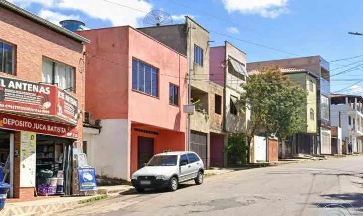 Caminhão desce desgovernado em rua de Itabira e bate em muro; ninguém ficou ferido