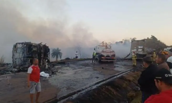 Caminhão e ônibus pegam fogo após colisão frontal na BR-040; duas crianças foram resgatadas