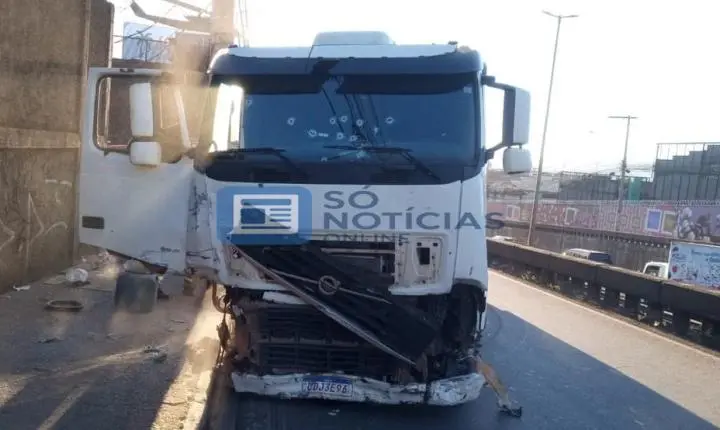 Vídeo - Caminhoneiro bate em viaturas, ataca PM com faca e é baleado no Anel Rodoviário