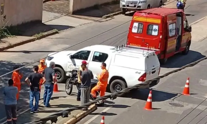 Caminhonete da Cemig bate em moto e deixa motociclista no chão em Itabira; veja o que aconteceu