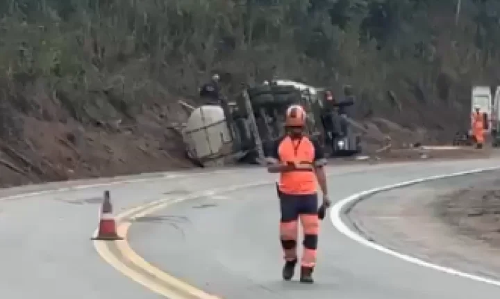 Carreta com combustível tomba e interdita BR-381 nos dois sentidos próximo a Belo Oriente