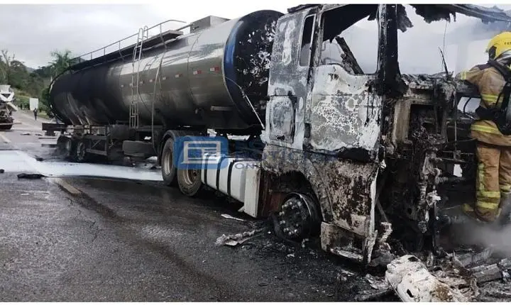 Carreta pega fogo após colisão com betoneira na BR-262 em São Domingos do Prata