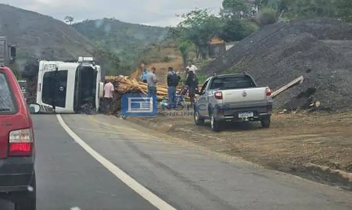 Carreta tomba na BR-381 e deixa trânsito lento no Vale do Aço nesta quarta-feira