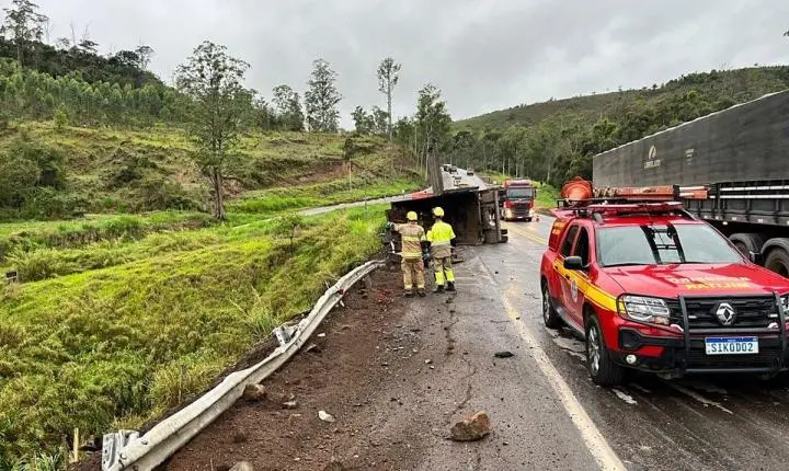 Carreta tomba na BR-381 em Bela Vista de Minas, e bombeiros resgatam duas pessoas presas às ferragens