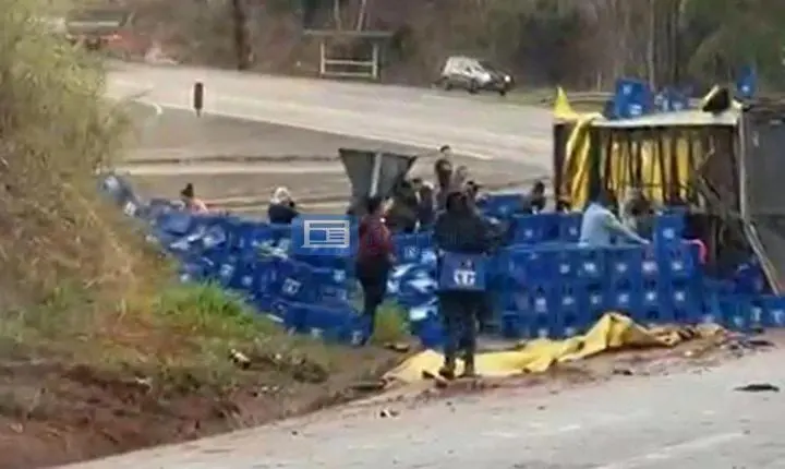 Carreta com cerveja tomba na MGC-120 e tem carga saqueada entre Itabira e Nova Era