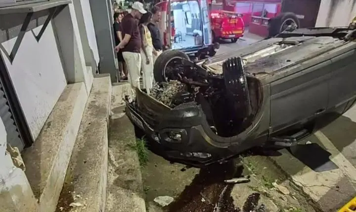 Carro bate em casa, capota de madrugada e deixa duas pessoas feridas na Vila São Joaquim, em Itabira