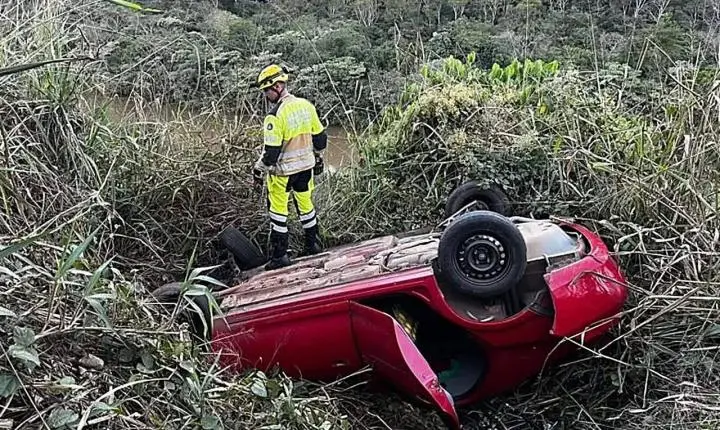 Carro capota em ribanceira de 20 metros e motorista some sem deixar rastro em João Monlevade
