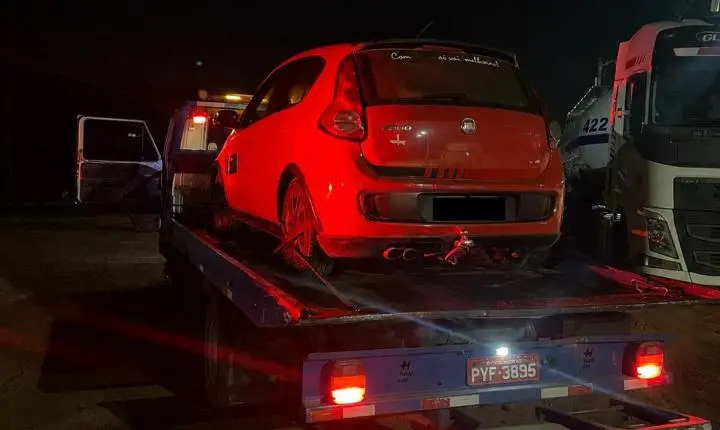 Carro com retrovisores danificados é removido ao pátio após condutor não regularizar situação em Bela Vista de Minas