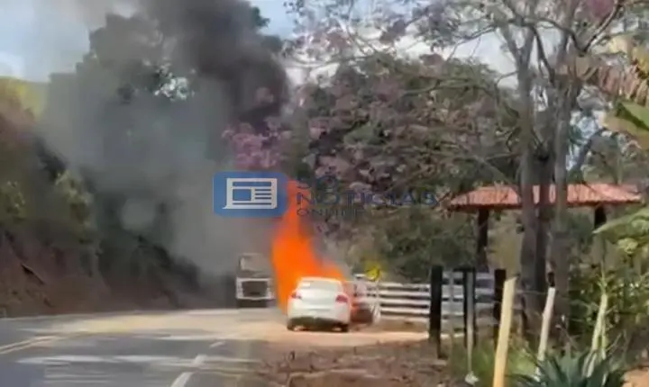Vídeo - Fiat Linea pega fogo e fica destruído na LMG-823, entre Inhapim e São Domingos das Dores