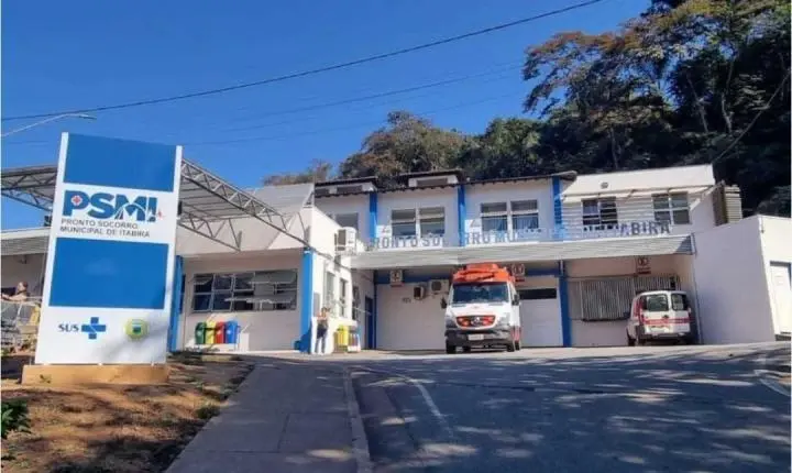 Casal fica ferido em colisão entre carro e moto na Esplanada da Estação, em Itabira
