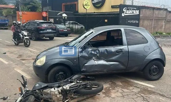 Colisão entre carro e moto deixa jovem de 24 anos ferido em Itabira