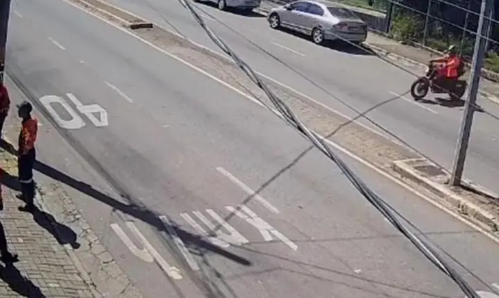 Vídeo: Colisão entre duas motos deixa mulher com osso fraturado em João Monlevade neste sábado