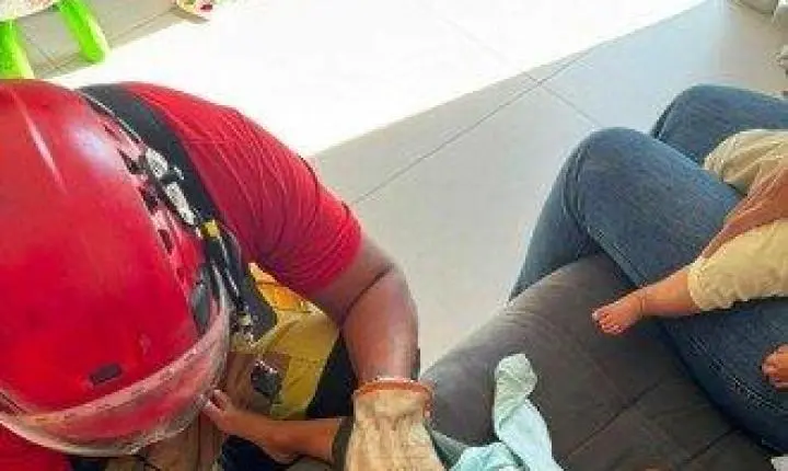 Criança de 3 anos passa supercola no sofá e fica presa; Corpo de Bombeiros é acionado em Betim