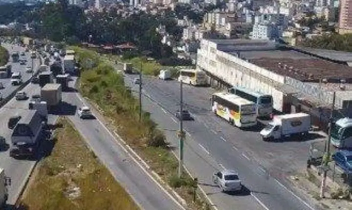 Duas pessoas morrem após colisão entre moto e carreta no Anel Rodoviário em Belo Horizonte