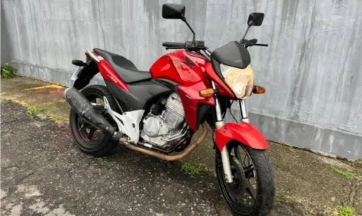 Dupla executa motociclista em estrada rural de Manhuaçu; Honda CB 300 vermelha leva suspeito à prisão