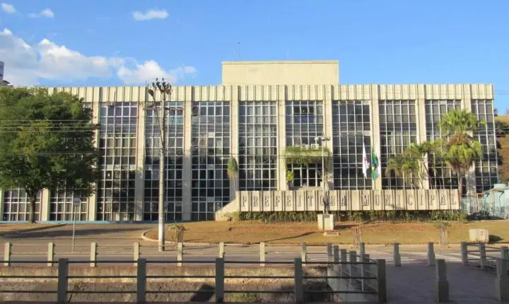Enxame de abelhas invade pilar da Prefeitura de Itabira e mobiliza equipe dos Bombeiros