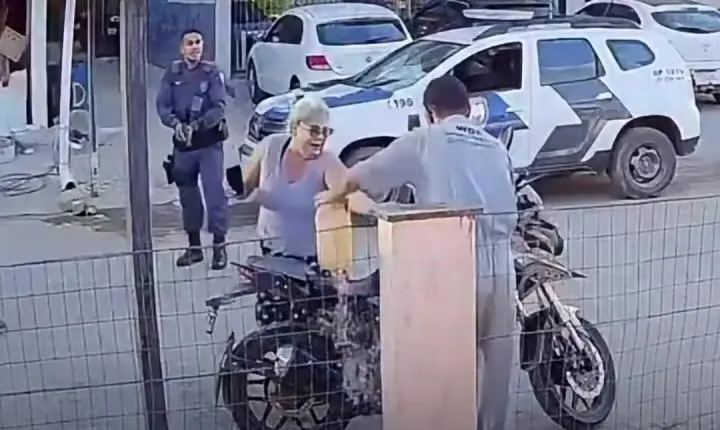 Filho ateia fogo na própria moto durante blitz, mãe tenta salvá-lo e morre queimada uma semana depois