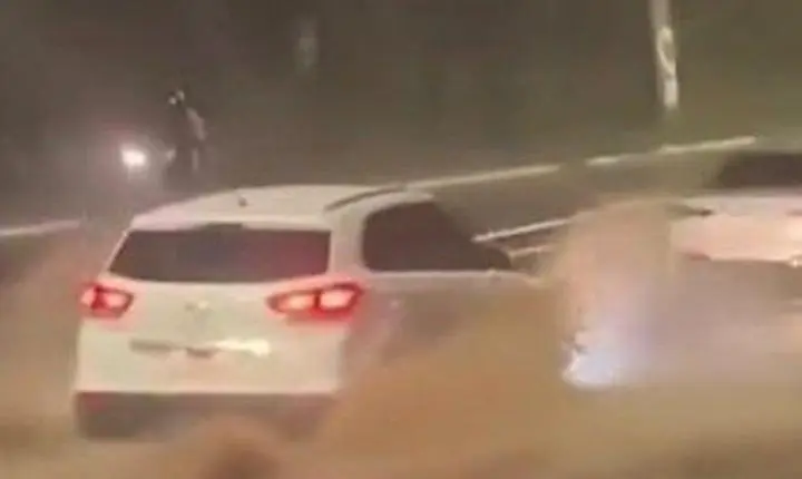 Forte granizo alaga MG-030 e deixa carros ilhados em Nova Lima
