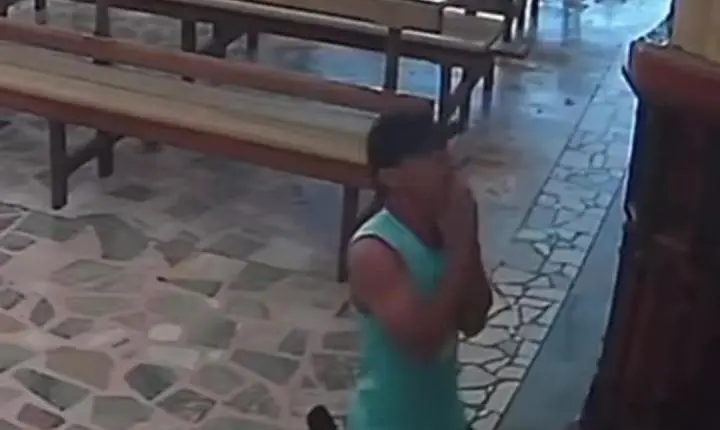 Vídeo - Homem se ajoelha e finge rezar para furtar caixa de doações de igreja em MG