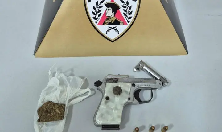 Homem leva tiro acidental no abdômen, esconde a pistola no quintal da vizinha e ainda é pego com maconha em Itabira