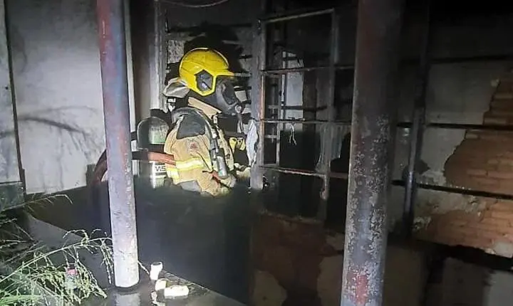 Fogo destrói parte do telhado de casa vazia em Itabira; bombeiros gastam mil litros de água