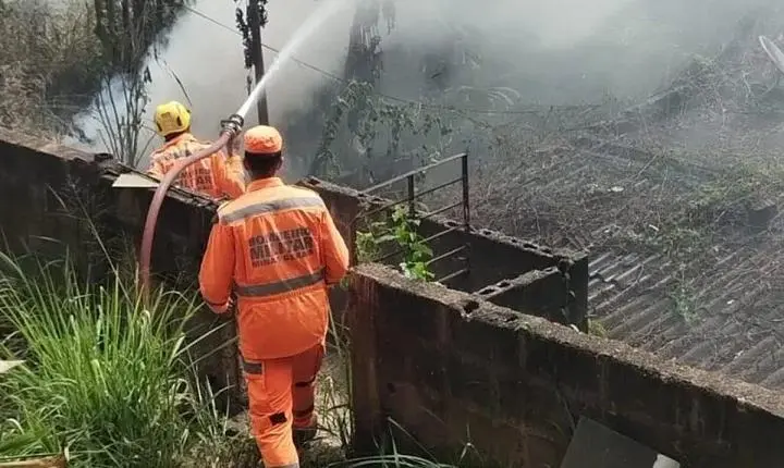 Incêndio em lote mobiliza Corpo de Bombeiros em João Monlevade nesta terça-feira