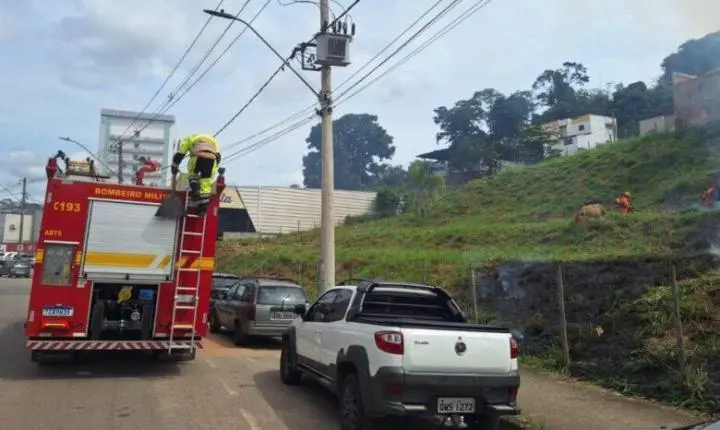 Incêndio em lote vago mobiliza Corpo de Bombeiros na Avenida Cristina Gazire, em Itabira